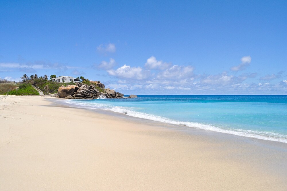Пляж Анс Норд Д'эст (Anse Nord D'est Beach) Пляж Анс Норд Д'эст (Anse Nord D'est Beach)