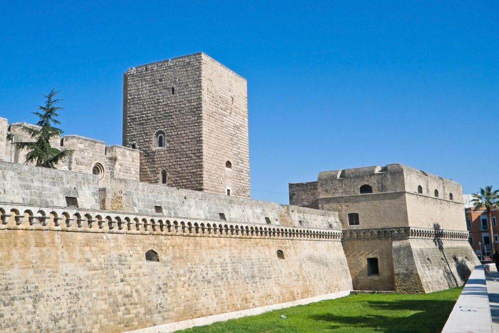 Итальянский замок Кастелло Свево (Castello Svevo) Итальянский замок Кастелло Свево (Castello Svevo)