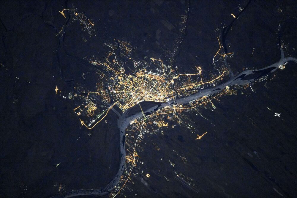 Астрахань. Города России ночью - вид из космоса (МКС) Астрахань. Города России ночью - вид из космоса (МКС)