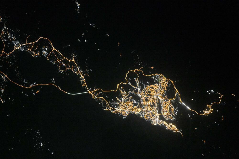 Владивосток. Города России ночью - вид из космоса (МКС) Владивосток. Города России ночью - вид из космоса (МКС)