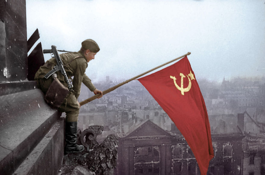 Солдат машет советским флагом, Берлин, 1945 г. Солдат машет советским флагом, Берлин, 1945 г.