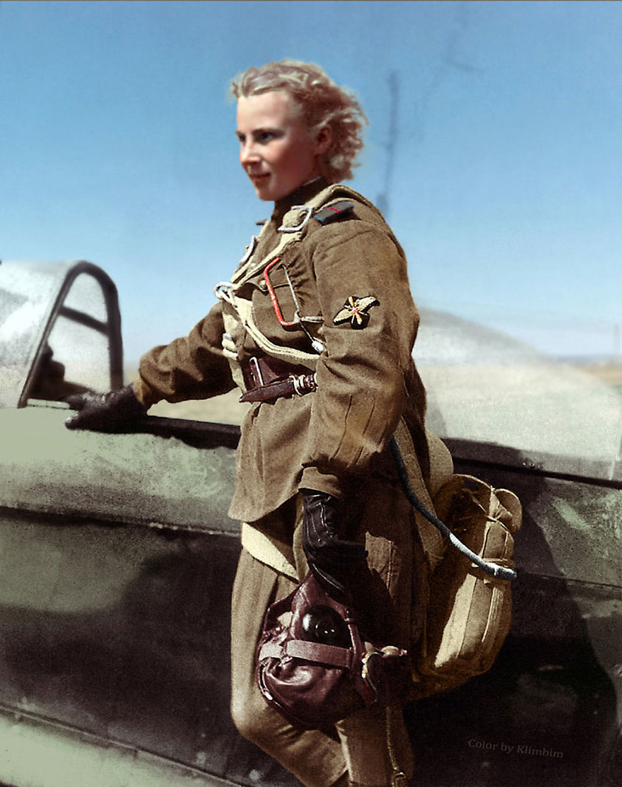 Солдат машет советским флагом, Берлин, 1945 г. Лидия Литвяк в годы Первой мировой войны