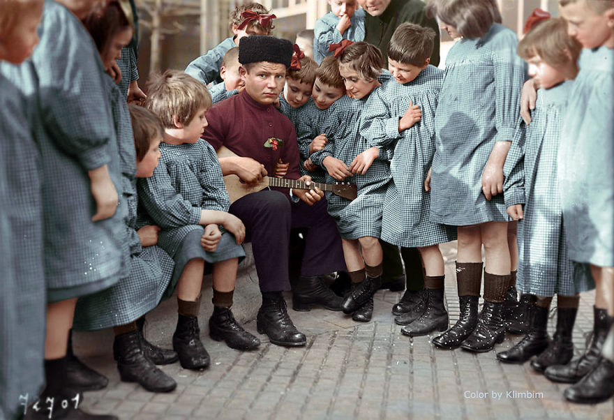 Солдат машет советским флагом, Берлин, 1945 г. Солдат машет советским флагом, Берлин, 1945 г.