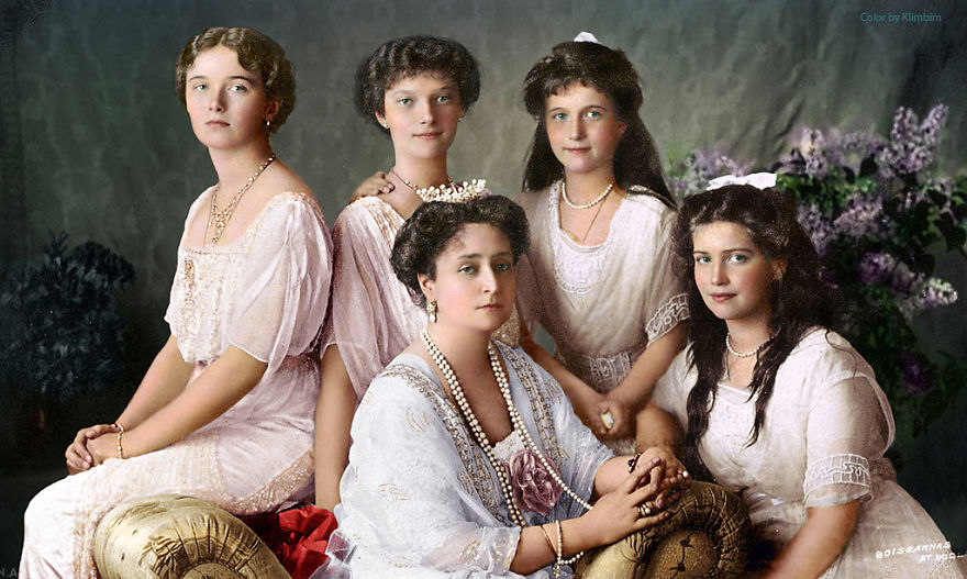 Четыре дочери Романовых с матерью царицей Александрой, 1913 г. Четыре дочери Романовых с матерью царицей Александрой, 1913 г.