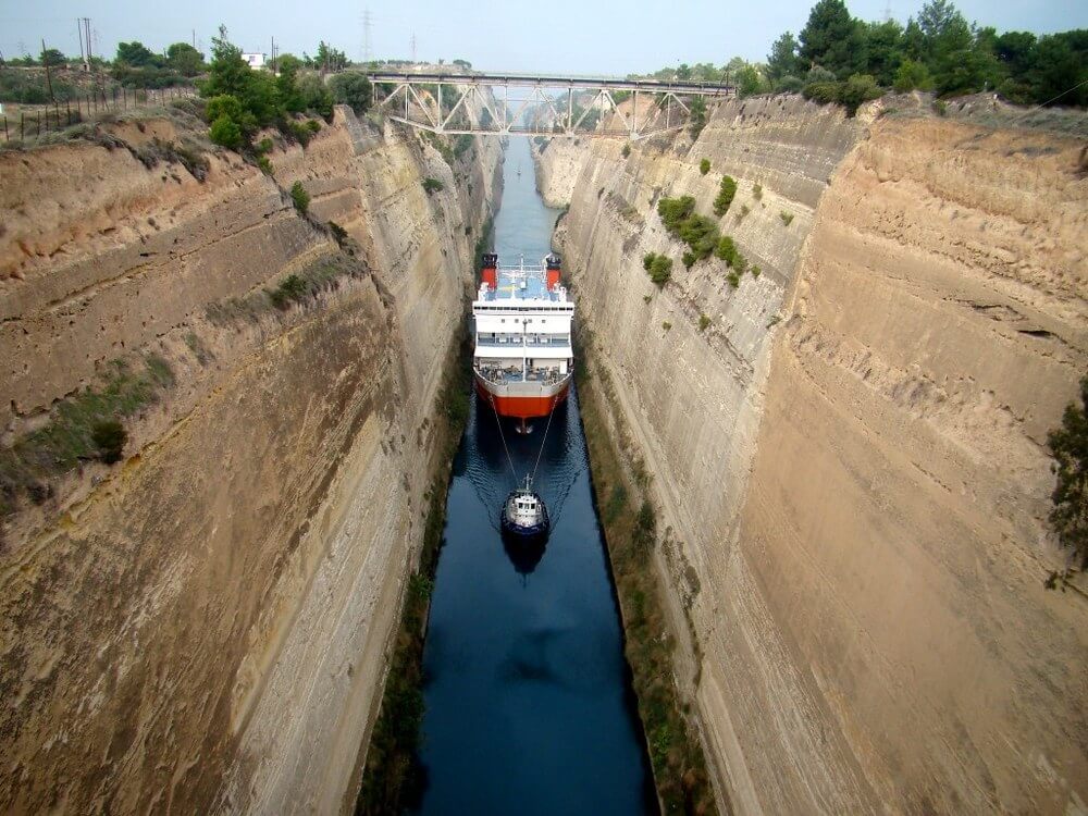 Коринфский канал (Corinth Canal) - один из самых дорогих каналов Коринфский канал (Corinth Canal) - один из самых дорогих каналов