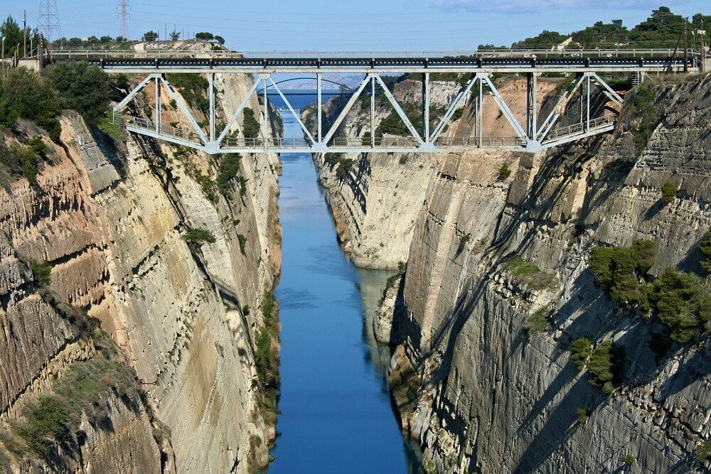 Коринфский канал (Corinth Canal) - один из самых дорогих каналов Коринфский канал (Corinth Canal) - один из самых дорогих каналов