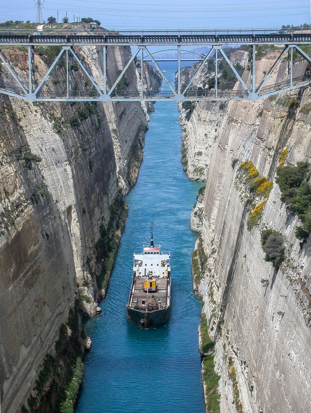 Коринфский канал (Corinth Canal) - один из самых дорогих каналов Коринфский канал (Corinth Canal) - один из самых дорогих каналов