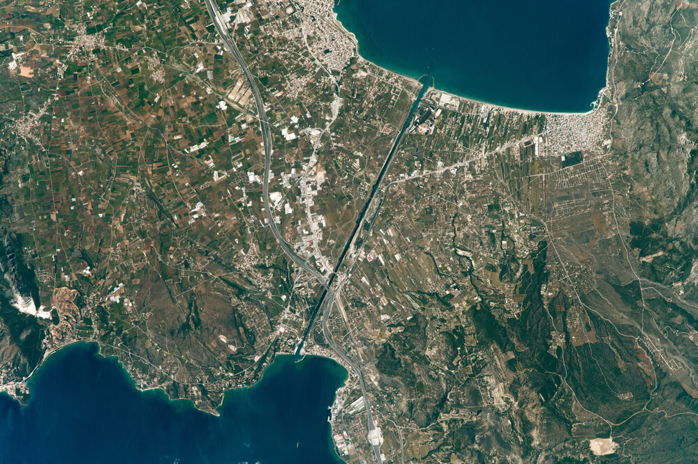 Коринфский канал (Corinth Canal) - один из самых дорогих каналов Коринфский канал (Corinth Canal) - один из самых дорогих каналов