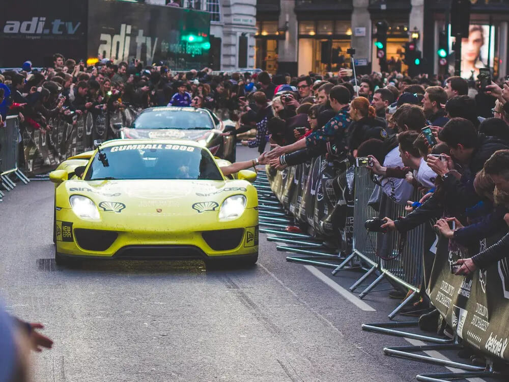 Gumball 3000: быстрые машины, высокие скорости и роскошь Gumball 3000: быстрые машины, высокие скорости и роскошь