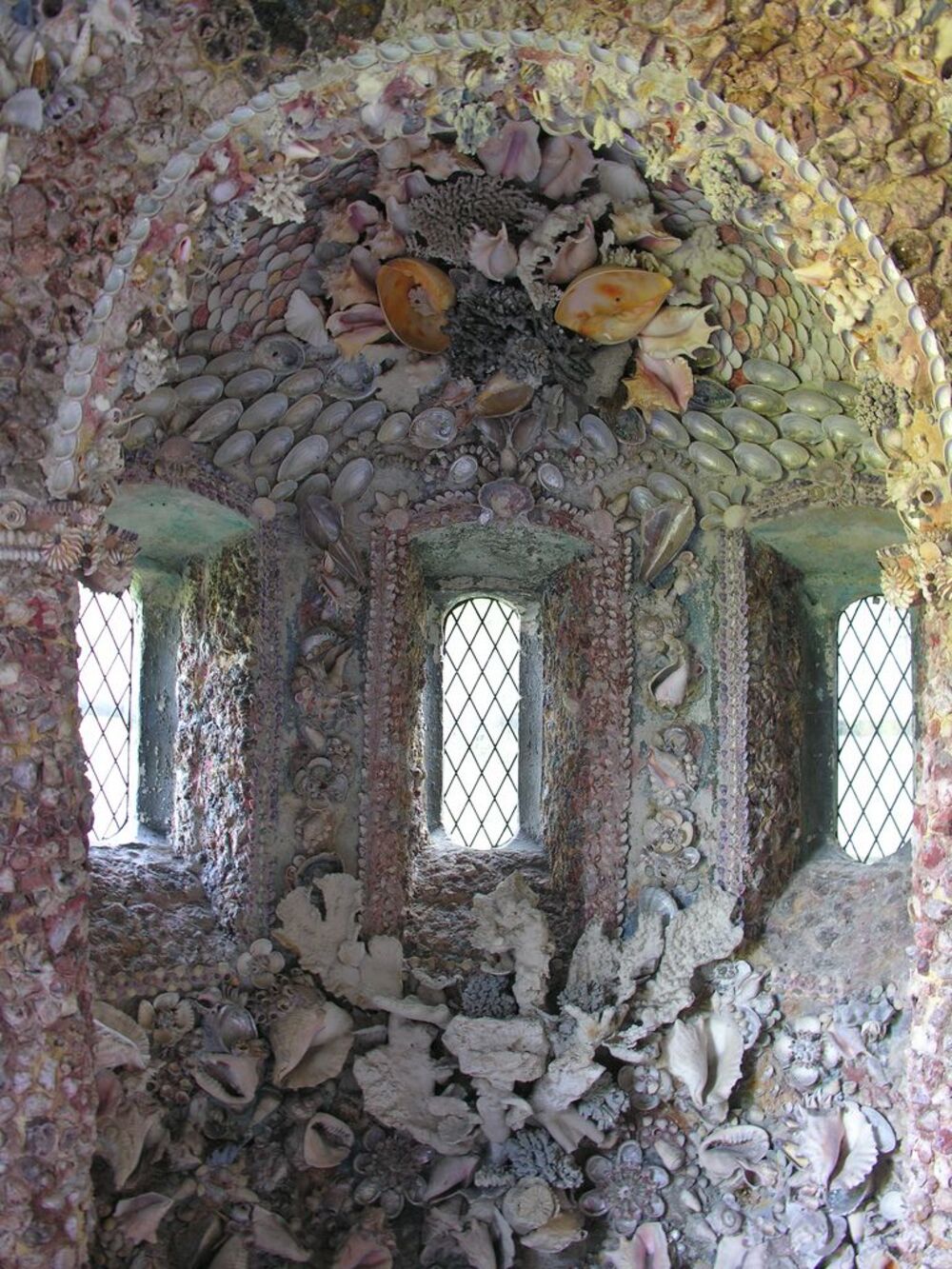 Грот ракушек (Shell Grotto) – интригующая достопримечательность Великобритании Грот ракушек (Shell Grotto) – интригующая достопримечательность Великобритании