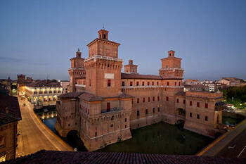 Замок Эстенсе (Castello Estense) в Италии